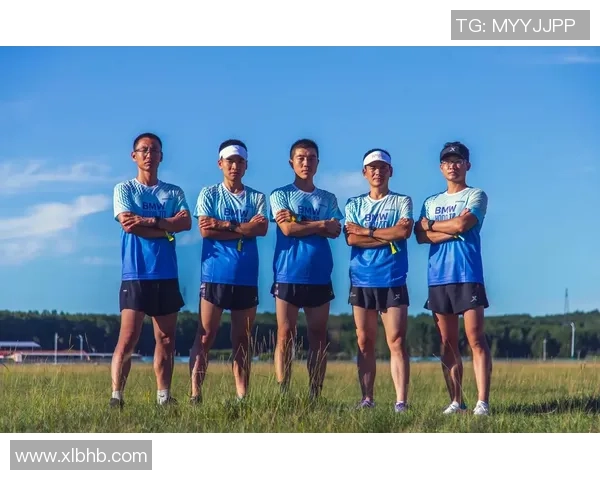 足球明星划船比赛精彩瞬间展现运动员风采与团队合作精神的完美结合 足球明星划船比赛精彩瞬间展现运动员风采与团队合作精神的完美结合